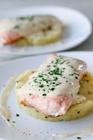 Saumon Cuit A L Unilaterale Sauce A La Moutarde Ecrase De Pommes De Terre Au Fromage Et Ciboulette Les Delices De Marina Pomme De Terre Au Fromage Recettes De Cuisine