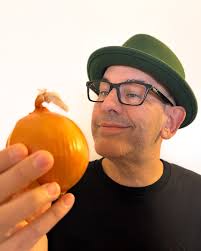 In honor of National Onion Day this #FoodHistory Friday, let's talk about  the onion. Ancient Roman women used it in their beauty routine, and people  in the Middle Ages gave it away