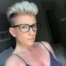 Who can give me a platinum blonde haircut with bleach and lightening and no  yellow tone?