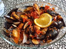 Salare e aggiungere qualche foglia di prezzemolo tritata, quindi mescolare. Impepata O Pepata Di Cozze E Vongole