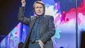 Polémica por un concierto de Raphael que congregó a 5.000 personas en Madrid