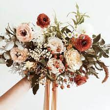 A bouquet with a long ribbon is a seriously stunning look, and more and more brides are adopting this idea as they plan their wedding day. Pin By Irene Florentina Design Logo On Aaaaaa Your Pinterest Likes Wedding Flower Arrangements Fall Orange Wedding Colors Wedding Flower Arrangements