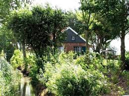 Romantisches Ferienhaus In Alleinlage Mit Grossem Garten Farbenglanz In Wangerland Nordsee Hundeurlaub Urlaubhund Urlaubm Ferienhaus Hund Ferien Ferienhaus