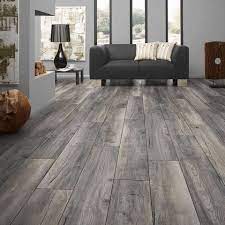 Un Piso De Madera Ingenieria O Laminado Ademas De Lograr Que Tu Casa Luzca Increible Puede Durarte Hardwood Floors Grey Laminate Flooring Laminate Flooring