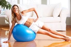 Leggi tutto su come fare ginnastica in casa: Come Fare Allenamento In Casa Ecco 9 Schede Di Esercizi Da Fare In Casa Per Rassodare Glutei Addominali Esercizi Con La Palla Da Fitness Allenamento Esercizi