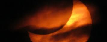 L'eclissi totale di sole è un fenomeno astronomico di natura ottica che si verifica quando la luna oscura completamente il disco solare. Il 20 Marzo L Eclissi Totale Di Sole Buona Copertura In Italia 62 Cronaca Bergamo