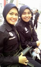 Wanita cantik seksi itu selalu menggoda untuk dinikmati tubuh nya di atas ranjang. Polis Umpan Peragut Dengan Awek Cantik Mari Lihat Siapa Yg Kenaaa Utaranews Com