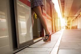 Le projet est né du constat que les comédies proposent peu de rôles aux femmes. Regarder Sous Les Jupes Des Filles Sera Bientot Puni Par La Loi