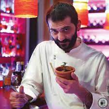 Πρεμιέρα τελικού στο masterchef 5 και ο λεωνίδας κουτσόπουλος φαίνεται πως ήταν εξαιρετικά αγχωμένος, αφού έκανε την ίδια «γκάφα» δύο φορές σε διάστημα ενός λεπτού. Lewnidas Koytsopoylos O Neos Kriths Masterchef Life Is