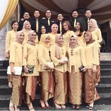 Satin, merupakan salah satu jenis bahan yang banyak dipilih untuk membuat kebaya. 50 Model Kebaya Kutu Baru Modern Brokat Terbaru 2020