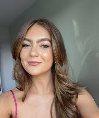 Ellen Lundy's Instagram, Twitter & Facebook