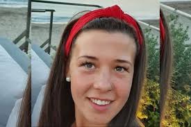 The young pair and the sea