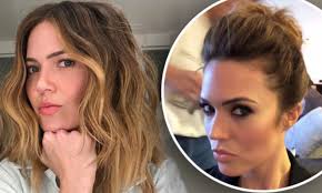 Mandy moore has been on our radars for nearly two decades since her 1999 hit single candy sweetened the airwaves and she caught our eyes with her long blonde hair. Mandy Moore Lightened Hair As Soon As This Is Us Wrapped Daily Mail Online