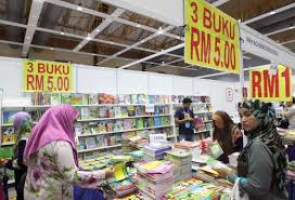 Kalau nak parking percuma jauh sikit… tapi ada tram la yang akan datang jemput pergi balik. Pesta Buku Bukan Pentas Hedonisme