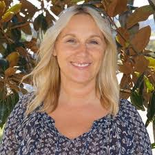 Laura Cottingham's Instagram, Twitter & Facebook