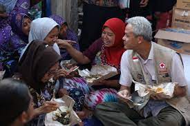 Ganjar pranowo (born 28 october 1968) is an indonesian politician and the current governor of central java. Romantisnya Ganjar Dan Ibu Ibu Pengungsi Banjir Pekalongan
