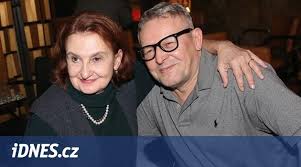 Oblíbená herečka se přiznala, že trpí dědičným onemocněním a nadváha po měsících, které cestování příliš nepřály, se jí to i letos povedlo a s dcerou tráví p. Eva Holubova Slavi Desetilete Vyroci Manzelstvi Idnes Cz