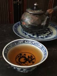 文 攝影池宗憲 買茶的第一要件 買自己懂的茶 什麼叫懂的茶 簡單說 就是入口要順 沒有雜味 不是叫你排斥名牌老茶 而是教你明辨是非 指引你進入普洱茶的客觀情境 如何分辨乾淨的倉庫 而不是一昧使用 乾倉 濕倉 似是而非的選茶標準 台灣 tea pots