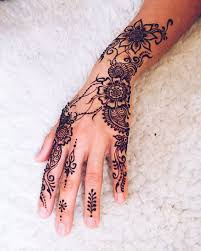 This hand henna tattoo looks like has been freshly done. Henna Kunst Keramik Und Henna Kunst Von Jeannette Lee