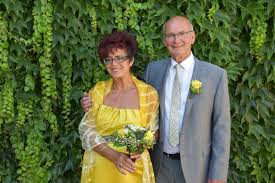 Wie gold, dem edelsten metall, hat die ehe allem standgehalten und sich als fest so gelingt die goldene hochzeit. Kleid Fur Goldhochzeit Cb2d4c