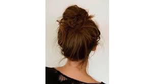 Pour un côté original et rétro, on essaie ce chignon bohême, facile à réaliser. 20 Coiffures De Fetes Faciles A Realiser A La Maison