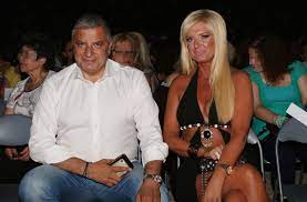 Είναι νυμφευμένος με την καθηγήτρια φιλολογίας, μαρίνα σταυράκη, η οποία εργάζεται στην μέση εκπαίδευση και έχουν έναν γιο, τον. Marina Patoylh To Paraskhnio Gyrw Apo Thn Aposyrsh Ths Ypopshfiothtas Ths Ta Nea