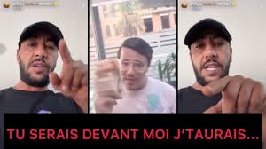 Des blagues de goût douteux où il perpétue des clichés sur le royaume et où il diffuse. Kimug3z7ctmjgm