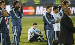 Lionel messi, con lágrimas en los ojos, tras perder la final de la copa américa 2015. Final Copa America Messi Llora Por Argentina Marca Com