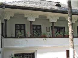 Casa este specifica epocii de atunci, in stil taranesc cu prispa si foisor, acoperis din sindrila, cu opt stalpi din ipsos de culoarea lemnului si ornamente simple. I L Caragiale Ploiesti Museum Muntenia Informations And Image Galery Near By Hotels