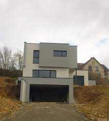 Construire votre maison sur un terrain en pente peut comporter plusieurs risques : Epingle Sur Schmales Haus