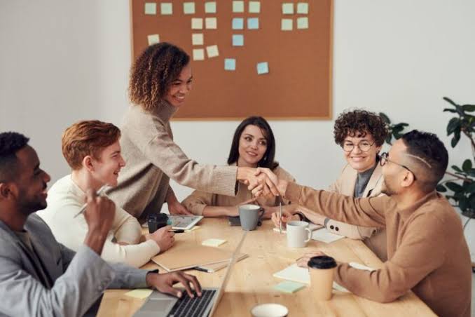 What is Business Communication? [Guide 101]
