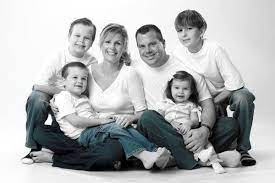 12 Creative Family Portraits Ideas Sheideas Family Portrait Poses Studio Family Portraits Family Picture Poses