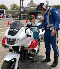 misaさんはinstagramを利用しています たまたまよったパーキング 白バイのって大泣き パトカーの運転席乗って大喜び 笑 大阪から愛知まで渋滞 乗り越えて5時間かかった いつもは3時間くらいなのに 白バイ カッコイイ 制服が警察の中で1番 白バイ