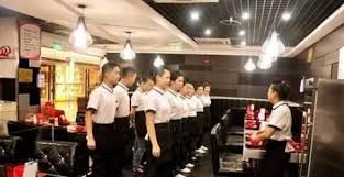 做到这五点的餐厅领班 比店长还牛 餐厅的领班 直接面向员工和顾客 对员工进行督导管理 起着承上启下的作用 官 微 担子可不轻 一些管理学者赋予酒店领班多元化角色 是领袖 是信息传达者 是导师 是裁判 是模范 是咨询者 1 有真才 能实干 有领导力