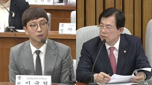열린 '최순실 게이트 청문회' 증인으로 출석해 안경을 고쳐쓰고 있다. ì •ì¹˜ ì´ê·œí˜ ì‚¼ì„± 10ì–µ ì§€ì› ì•Œê³  ì´ìƒí•˜ë‹¤ ìƒê° Ytn