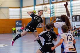 A ce titre, je suis en contact permanent avec mes concitoyens et je rencontre régulièrement en circonscription les responsables d'associations, les élus et les représentants de l'état. Martine Wonner On Twitter L Equipe Feminine De Handball Del Ath Achenheim Truchtersheim S Est Imposee Samedi Soir Face A Epinal Bravo A Cette Belle Equipe Qui Monte En D2 Https T Co Uk5zkwqu2r