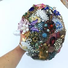 You may use matching brooches or buttons or go for colorful ones in your bouquet, it depends on the look you wanna create and the colors of your wedding scheme. Brooch Bouquet Www Macj Com Br