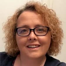 Ann Postle yn ennill tlws am gyfraniad sylweddol