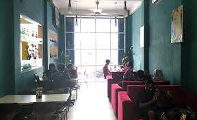 The croquis cafe is patterned after a traditional figure drawing class and video recorded in real time, featuring models in artistic poses. Bledeg Cafe Resto Jl Usman Sadar Gresik Cokelat Gosong By Hilda Ikka