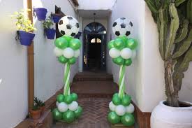 Dentro de la decoracion para comuniones, estas decoraciones con globos representan una forma muy original a la hora de decorar. Decoracion Con Globos Y Candy Bar Para Primera Comunion La Tavola Dulce
