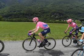 Lors de la première étape du tour de france, ce samedi 26 juin, une spectatrice a involontairement provoqué une grosse chute dans le peloton en tenant une pancarte trop près de la route, dans. Tour De France Tejay Van Garderen Et Mike Teunissen Pris Dans Une Chute L Equipe