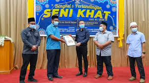 Selepas hijrah nabi,khat menjadi manifestasi bagi suatu perubahan agung mengatasi perkembangannya 3 khat arab dikenali sebagai khat khufi. Warisan Kesenian Islam Perlu Dipelihara