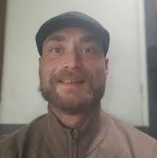 Deux tiktokeurs belges ont réussi à accrocher leur propre portrait au musée  du Louvre.