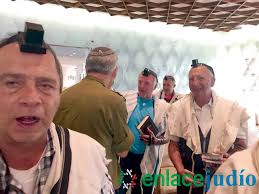 Rescatistas de las FDI, honrados de participar en el minián del CDI