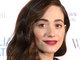From rita ora to jennifer lawrence, here are the celebrities having a 90s hair moment this spring with amazing curly hair. The Product Emmy Rossum Swears By To Style Her Natural Hair Newbeauty