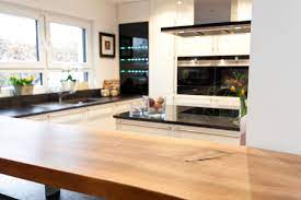 Gemeinsam mit den schlichten barhockern ergibt die küche aber ein stimmiges, modernes bild. Arbeitsplatte Tresen Kuche Kaufen Hochschrank Mauern Ytong Kucheninsel