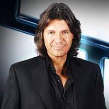 He also enjoys traveling, especially to foreign countries to absorb their art, culture and cuisine. Marcelo Tinelli Ecured