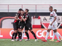 Falta cometida por bruno alves (são paulo). Sao Paulo Perde Mais Uma No Brasileiro E Memes Bombam Na Web
