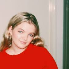 Holly Mclean's Instagram, Twitter & Facebook