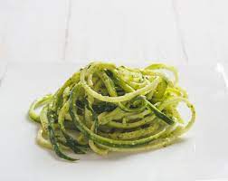 Zucchini-Spaghetti mit Basilikum-Limetten Pesto nach Attila Hildmann